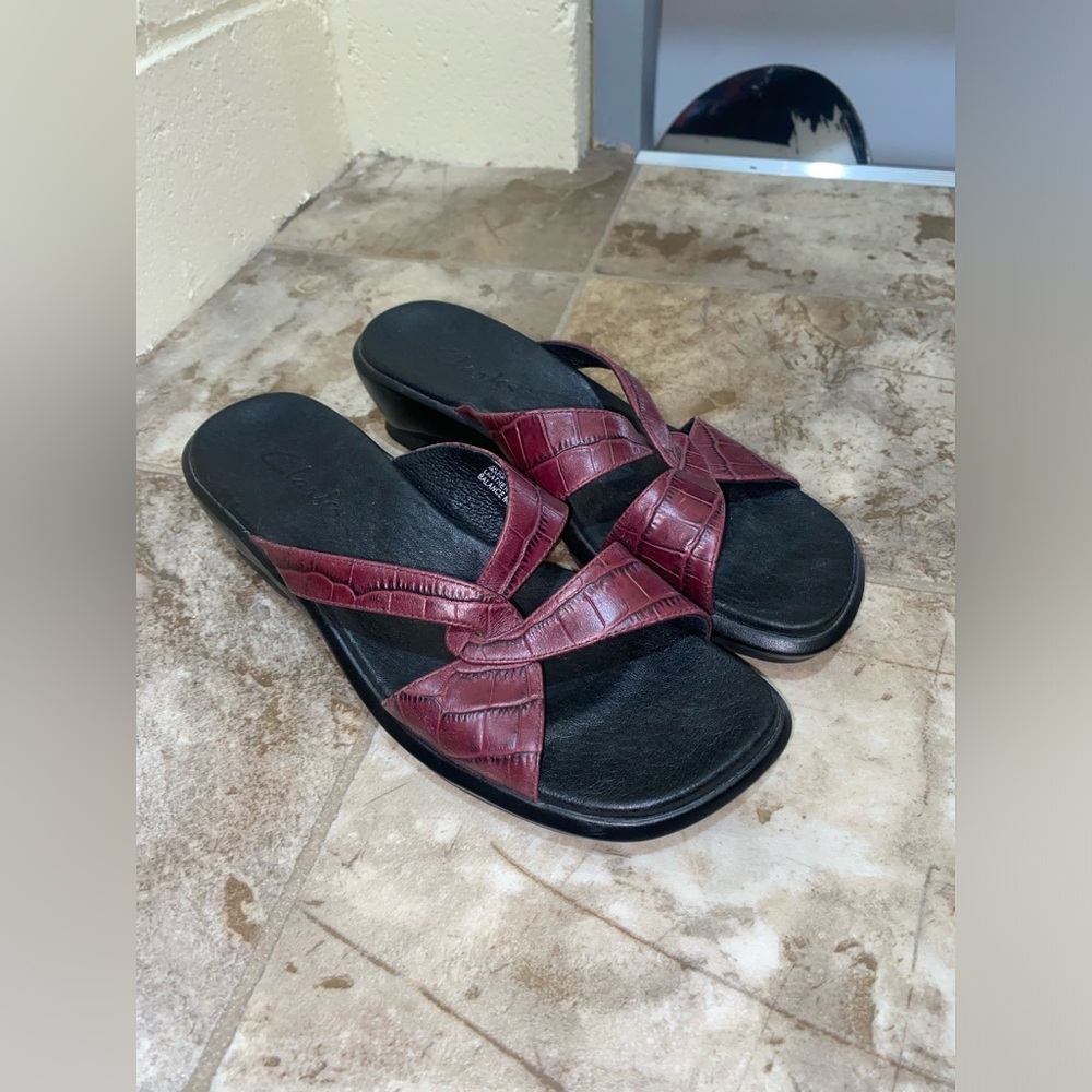 Womens Clark’s Red burgundy Leather slip on Sandals  size 7 in great condition
